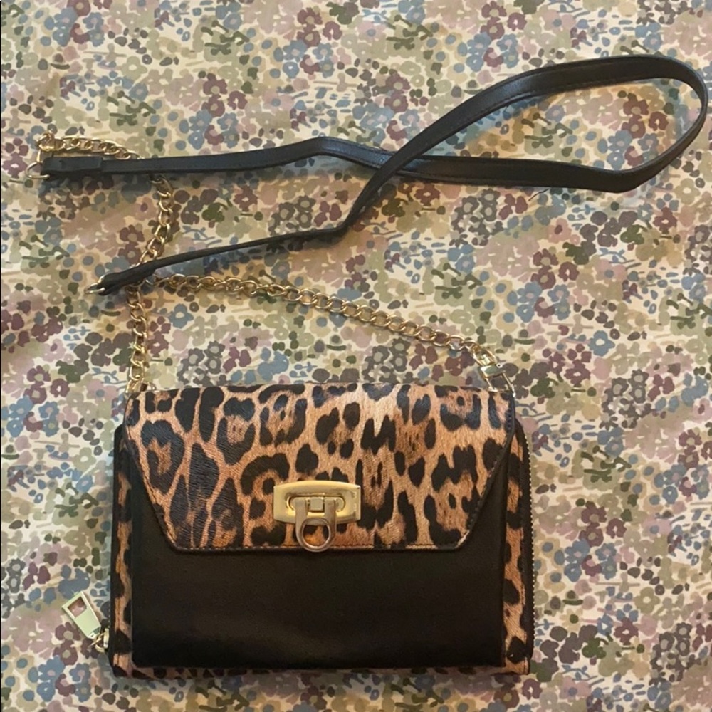 Leopard clutch with detachable strap